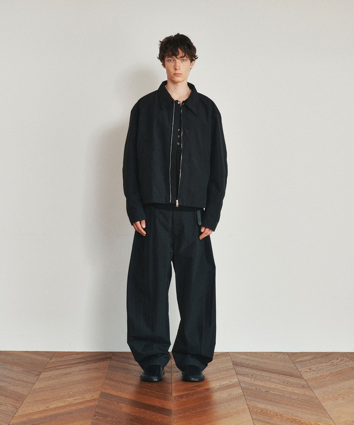 호이테(HEUTE) RUSTLE STRAP CURVE PANTS (BLACK)