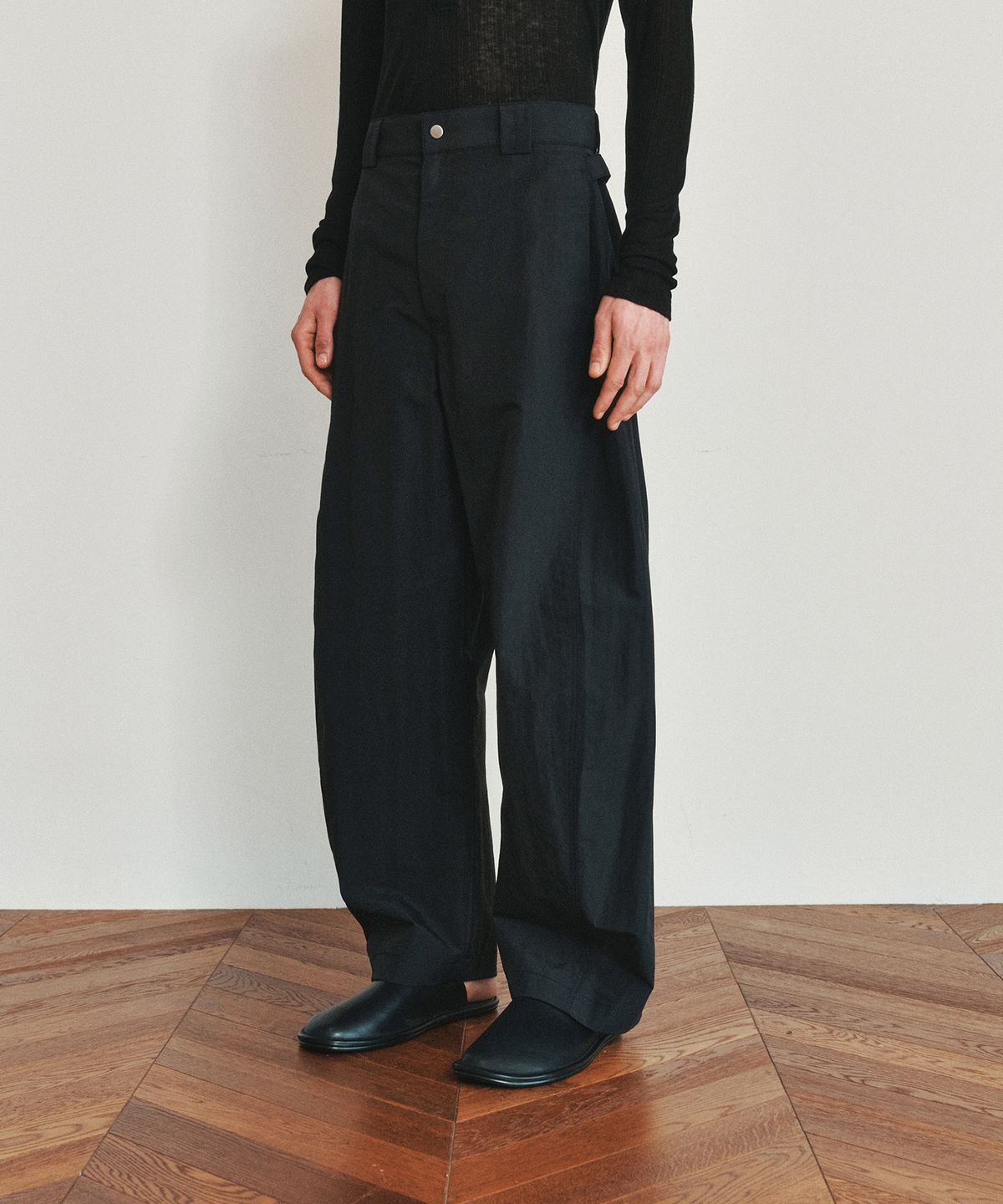 호이테(HEUTE) RUSTLE STRAP CURVE PANTS (BLACK)
