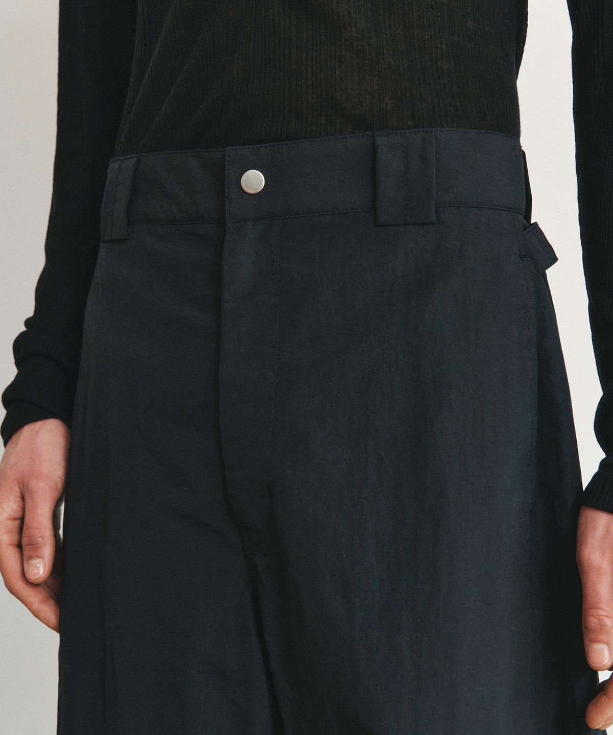 호이테(HEUTE) RUSTLE STRAP CURVE PANTS (BLACK)