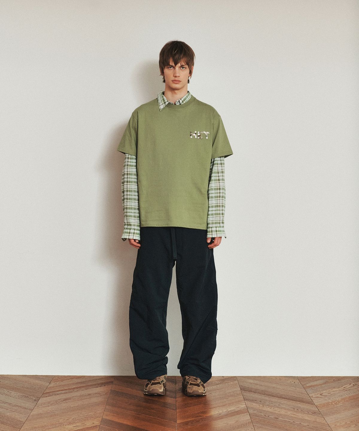 호이테(HEUTE) TURN PEARL BUTTON LOGO T-SHIRT (OLIVE)