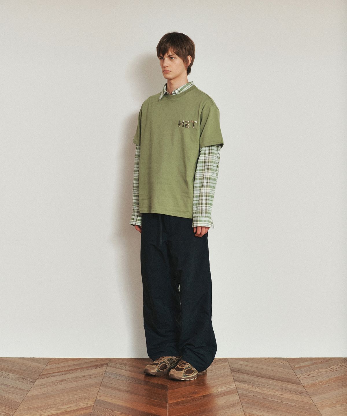 호이테(HEUTE) TURN PEARL BUTTON LOGO T-SHIRT (OLIVE)