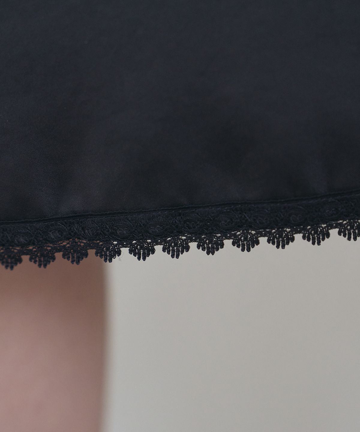 로브로브(LOVLOV) SATIN  LACE TRIM SKIRT