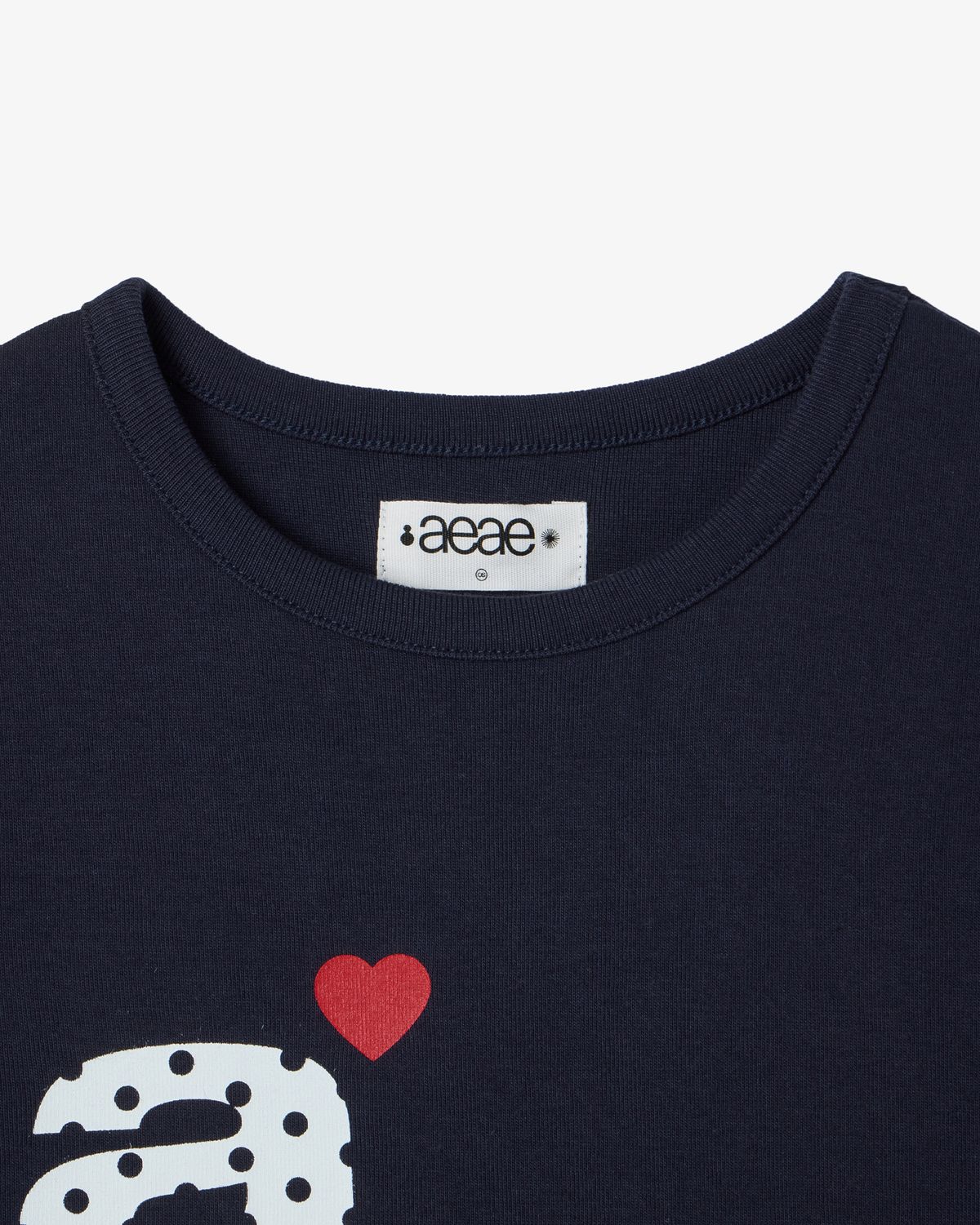 에이이에이이(AEAE) DOT SMALL LETTER TEE [NAVY]