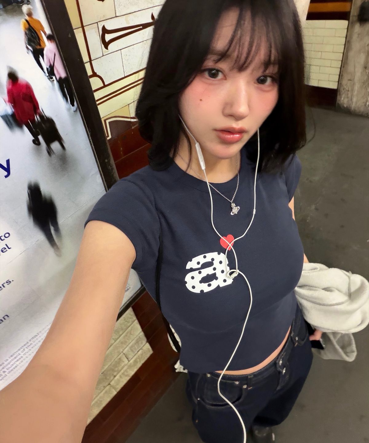 에이이에이이(AEAE) DOT SMALL LETTER TEE [NAVY]