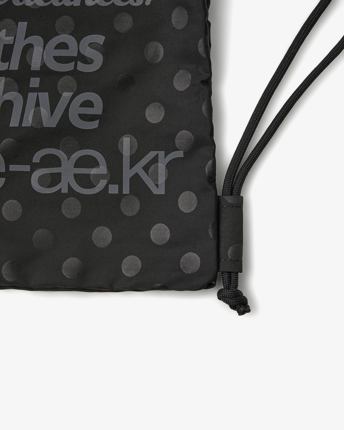 에이이에이이(AEAE) WEB LOGO DOT GYM SACK [BLACK]