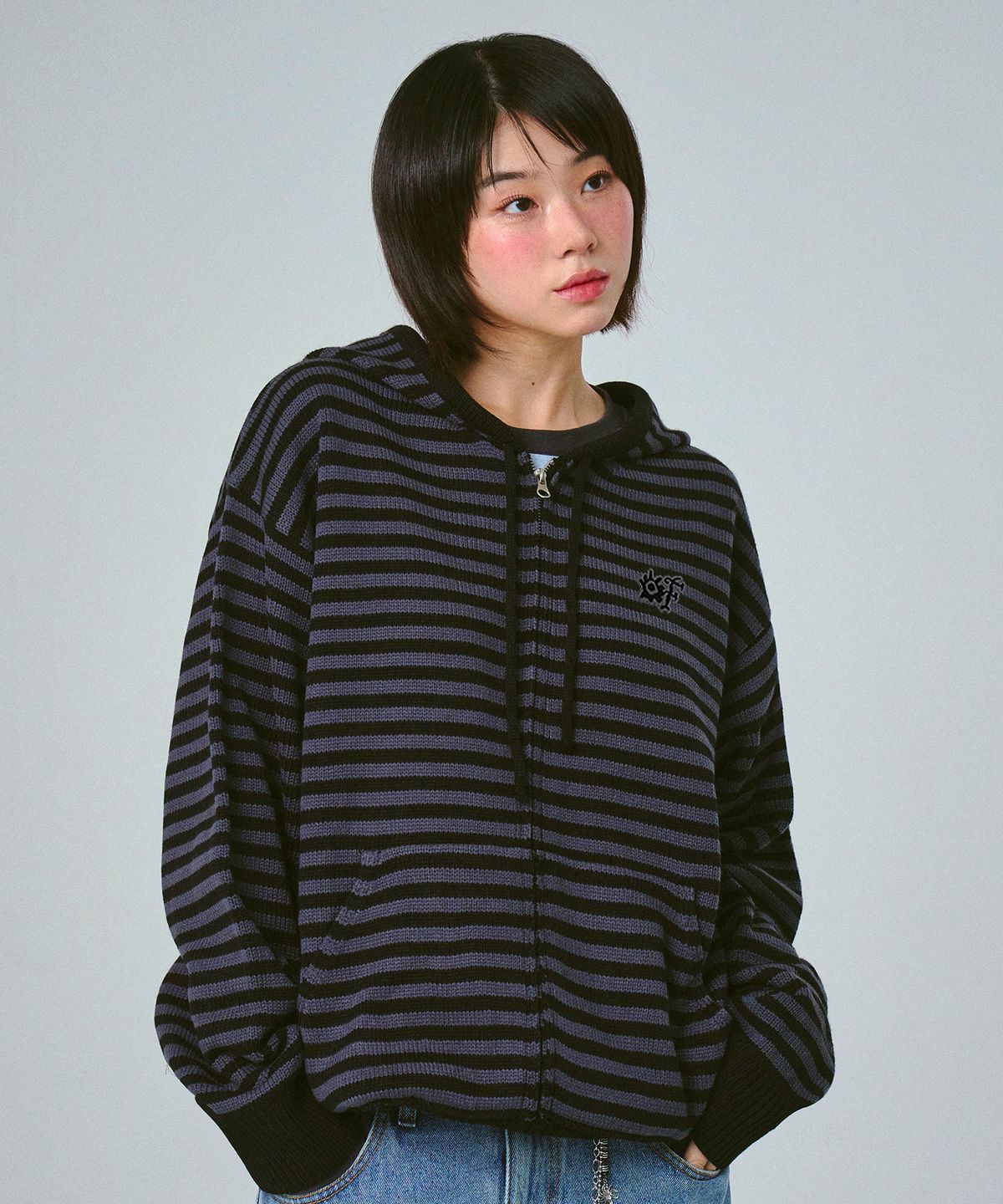 그레이버(GRAVER) [UNISEX]OF_SYMBOL 자수 니트 스트라이프 후드집업_블랙차콜
