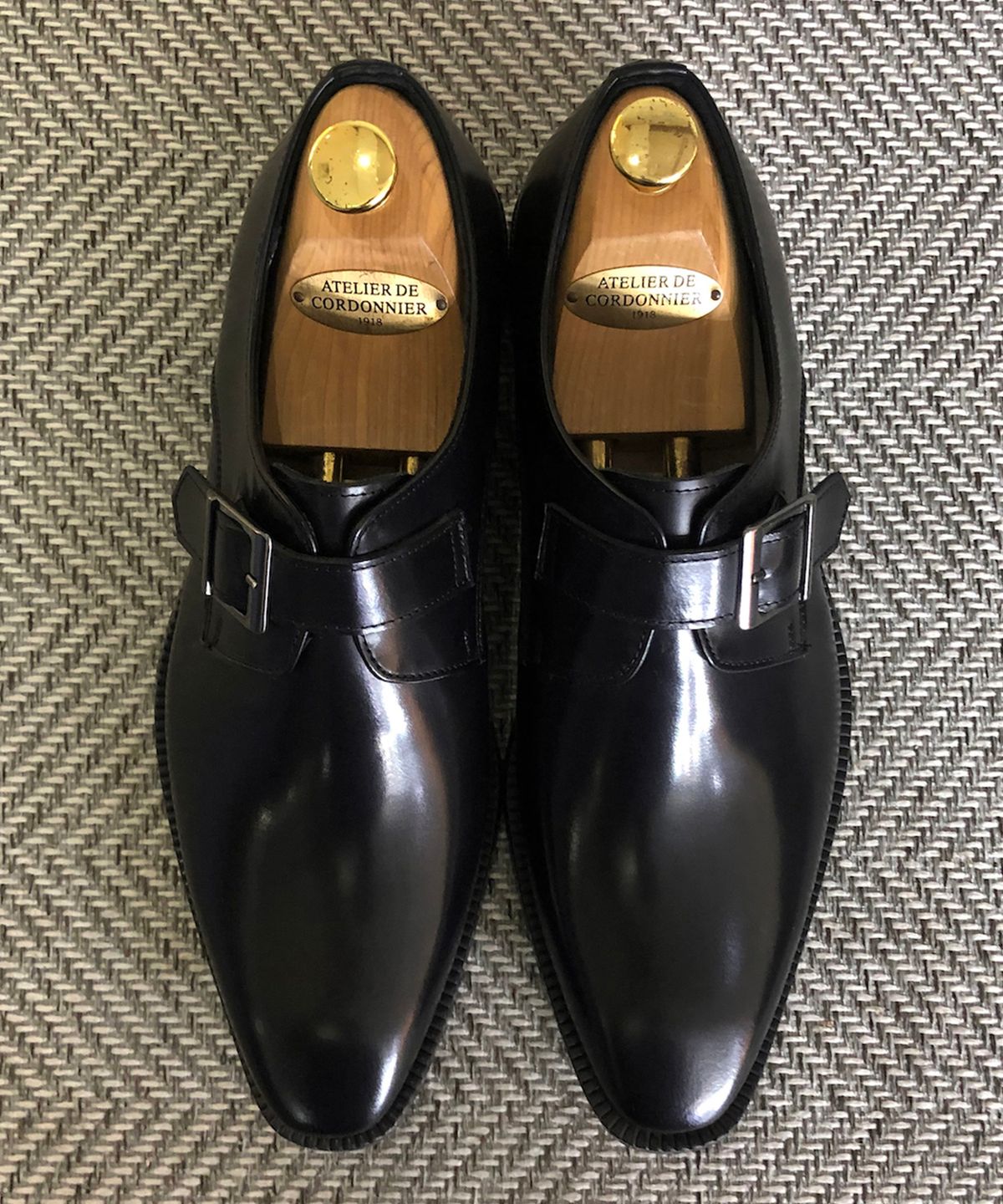 조앤슈(JOENSHOE) 웨인쇼터 투 싱글 몽크스트랩 블랙