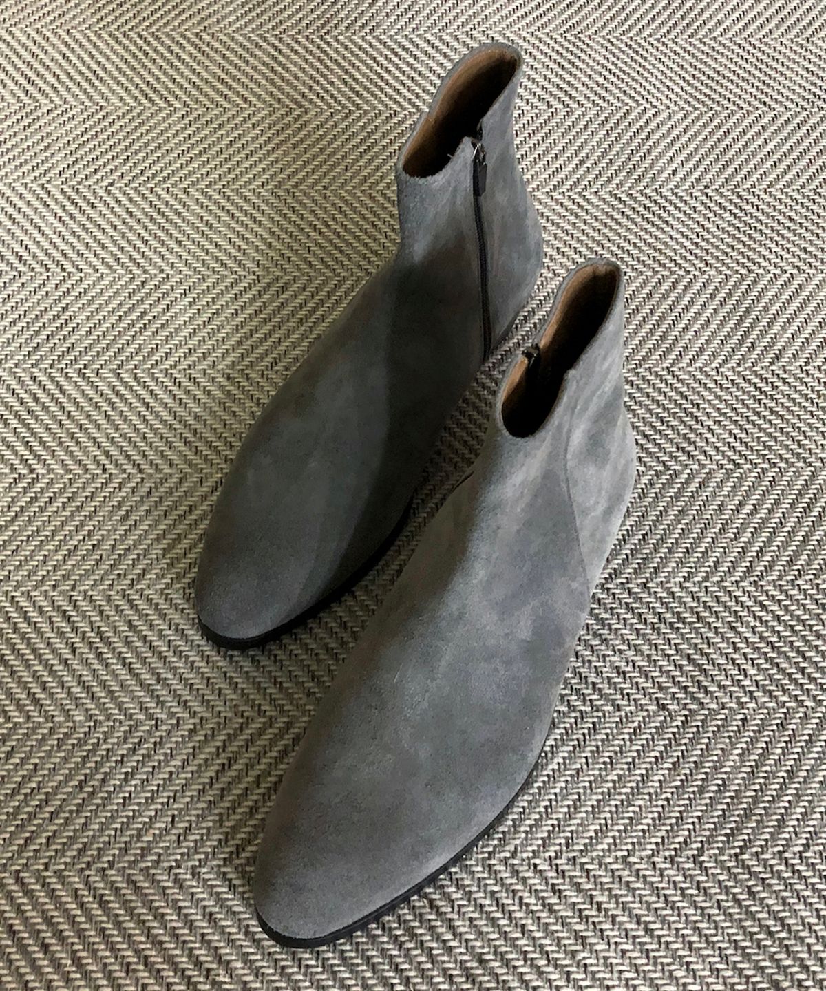조앤슈(JOENSHOE) 휴고 라운딩 쎄무 사이드지퍼 첼시부츠 그레이
