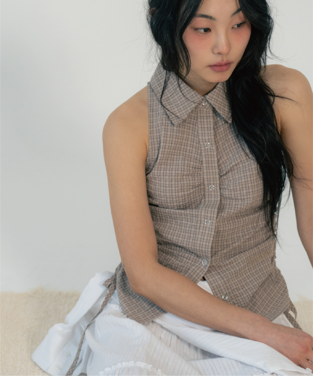 지제뮤지엄(ZIZEMUSEUM) SLEEVLESS SHIRRING SHIRTS (BEIGE)