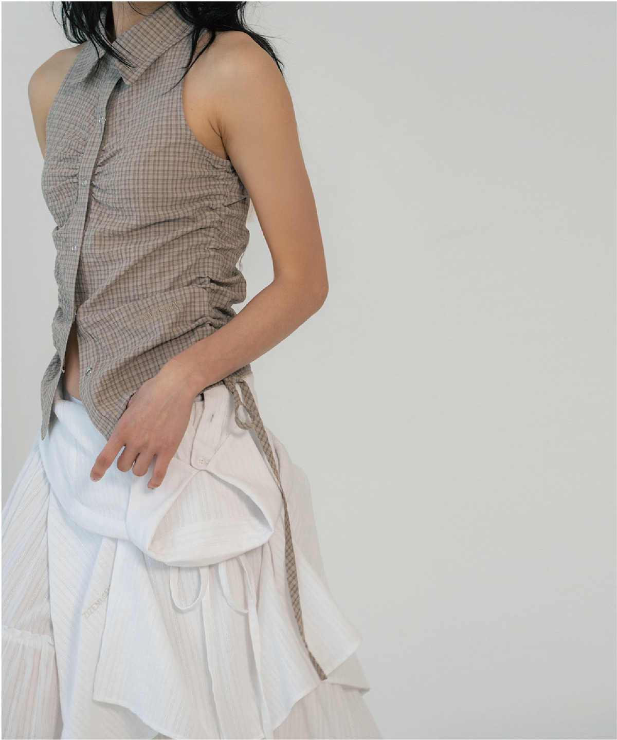 지제뮤지엄(ZIZEMUSEUM) SLEEVLESS SHIRRING SHIRTS (BEIGE)