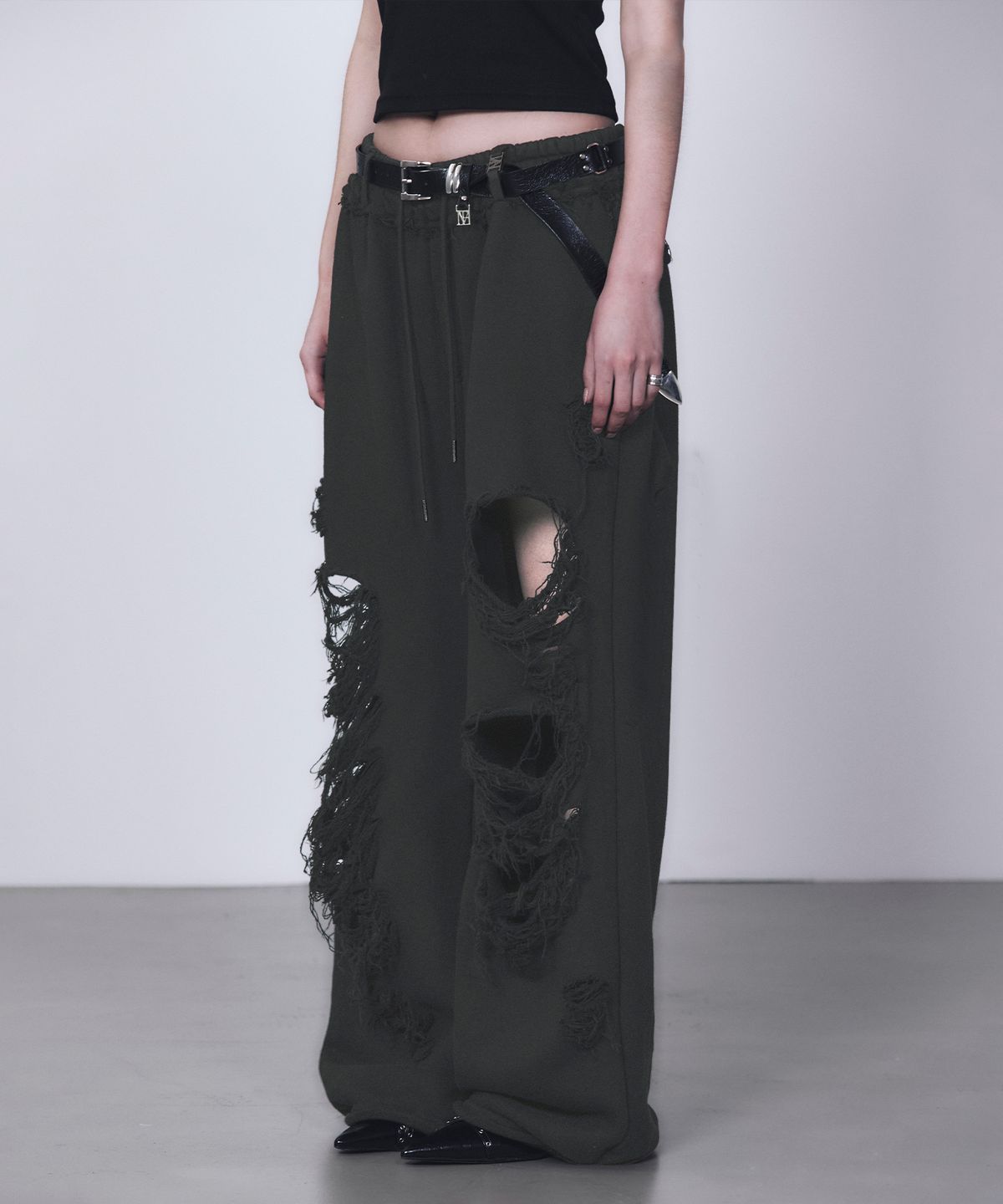 트리밍버드(TREEMINGBIRD) Scratch Damage Wide Sweat Pants [ Charcoal ]