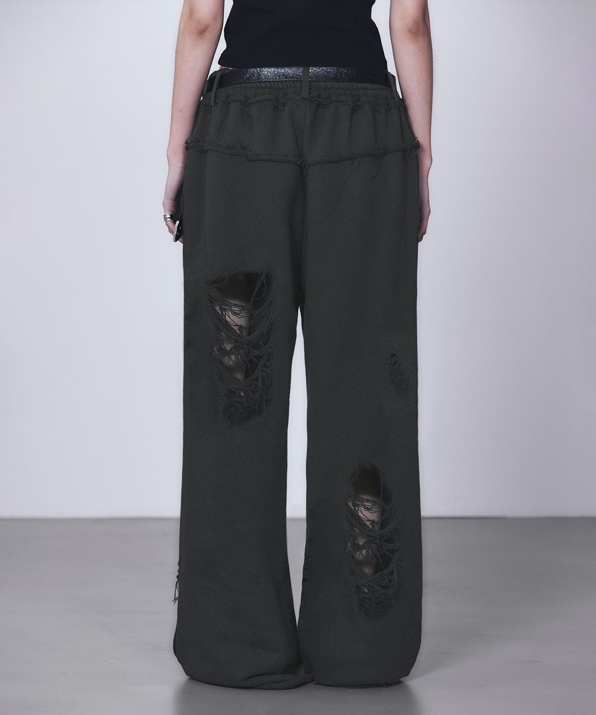 트리밍버드(TREEMINGBIRD) Scratch Damage Wide Sweat Pants [ Charcoal ]