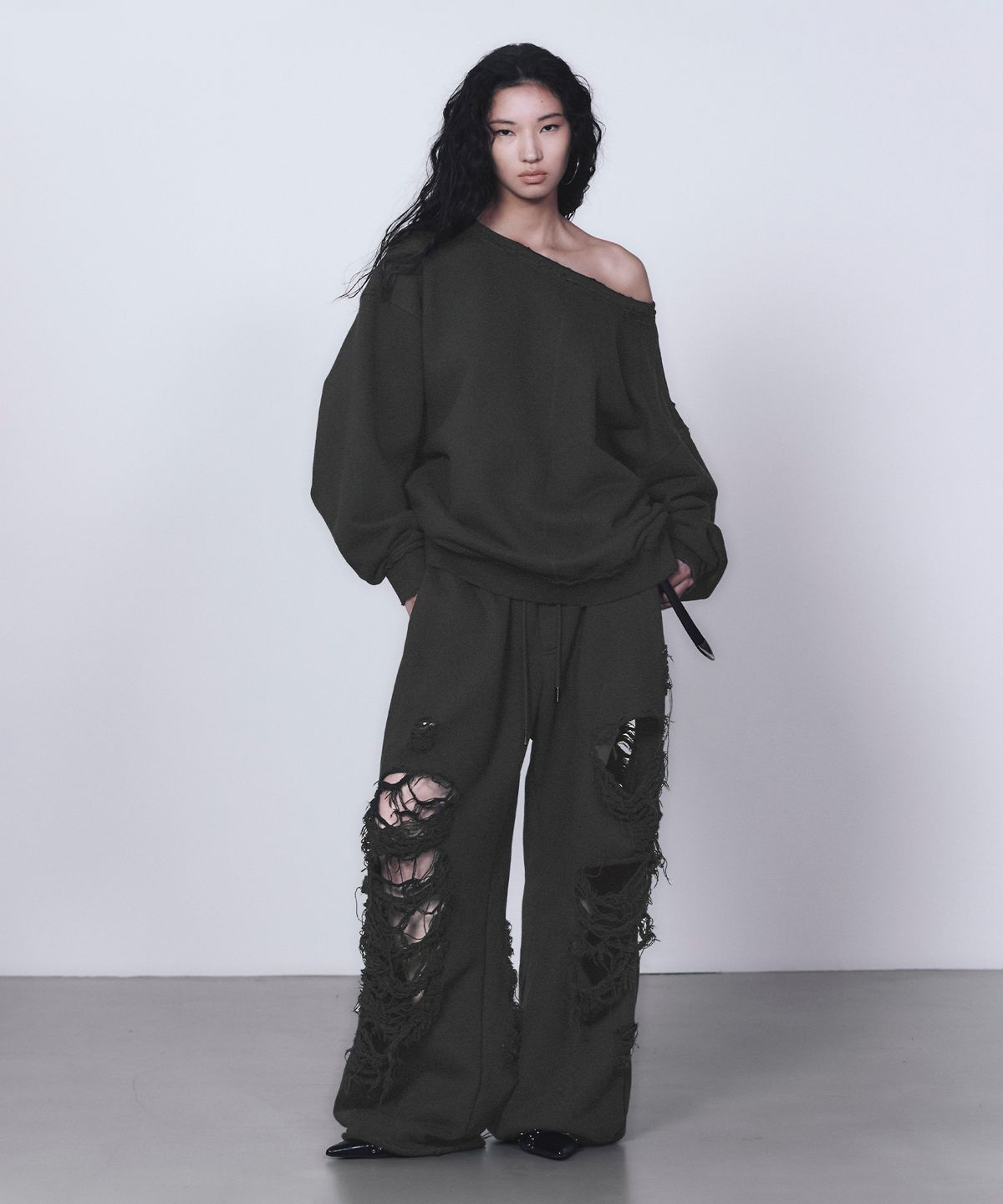 트리밍버드(TREEMINGBIRD) Scratch Damage Boat Neck Sweat Shirt [ Charcoal ]