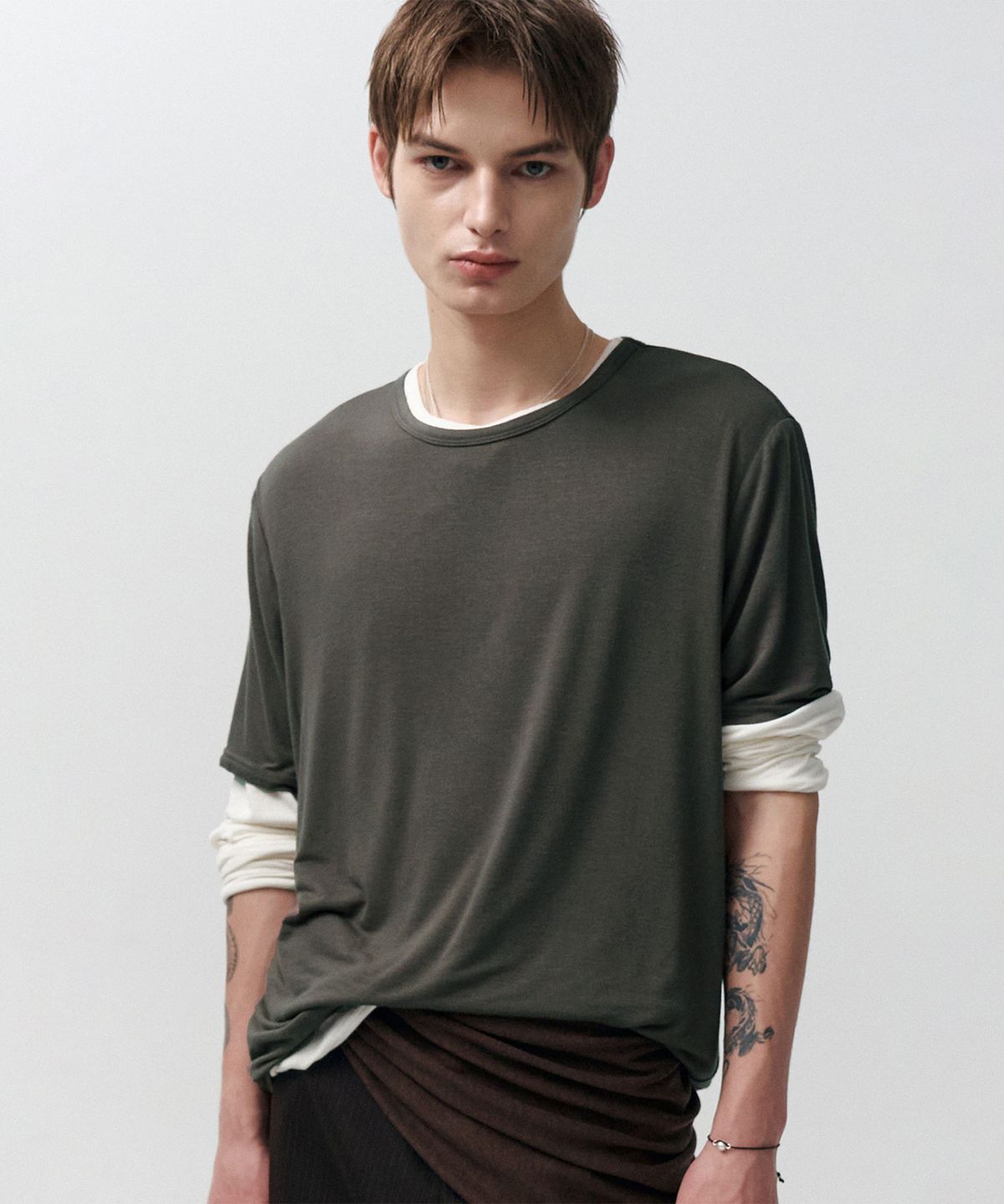 노이어(NOIRER) 레이어드 하프 롱 슬리브 티셔츠 (차콜아이보리)