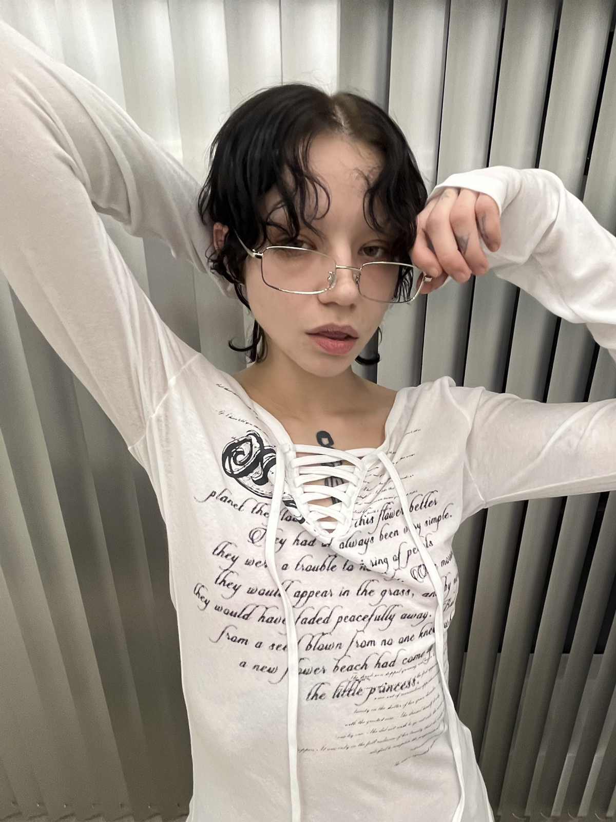어퓨커멘츠(A FEW COMMENTS) 페일 프린트 레이스업 롱슬리브 탑 WHITE