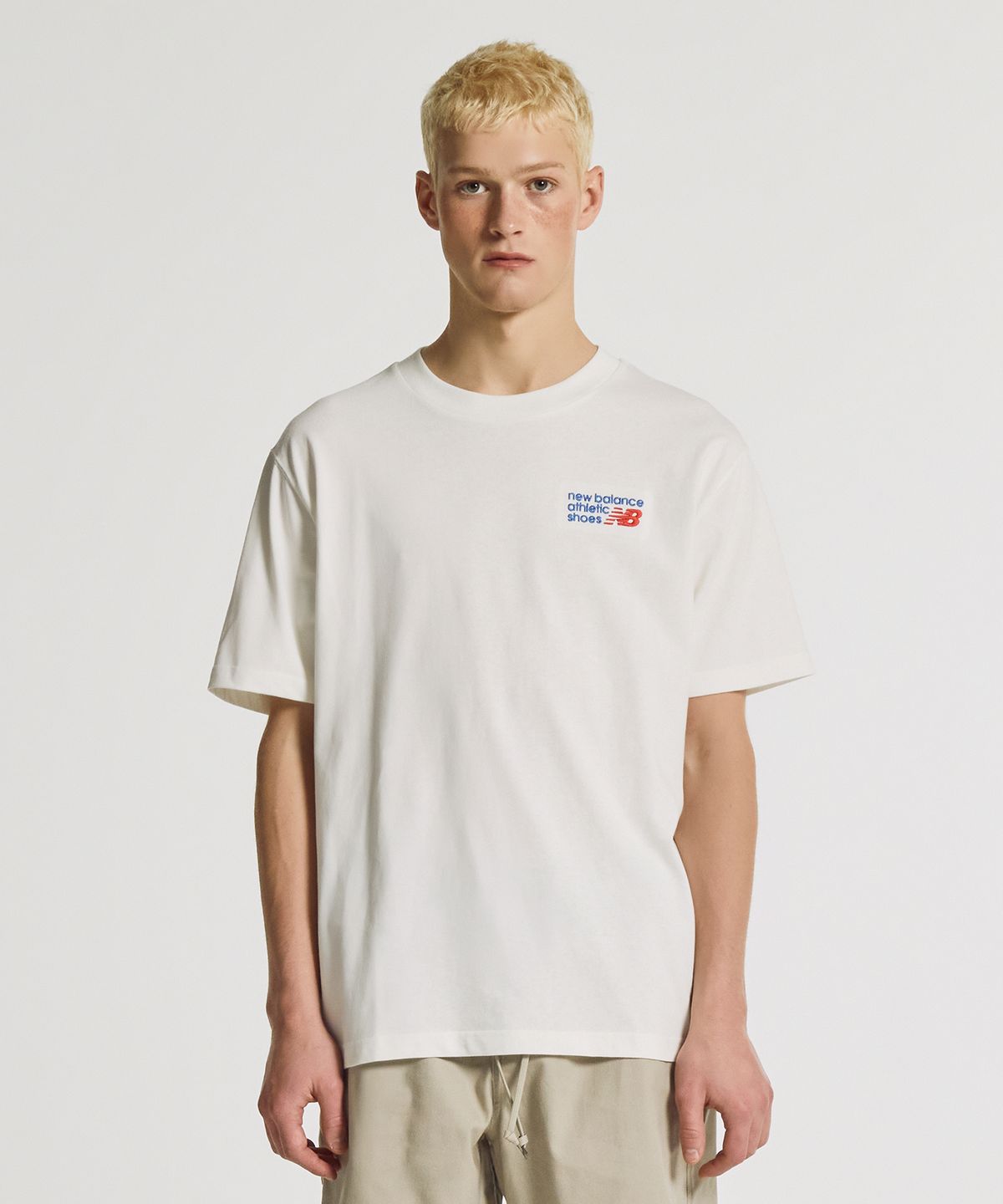 뉴발란스(NEW BALANCE) NBNEG32823 / UNI 에센셜 클래식 레터링 반팔티 (WHITE)