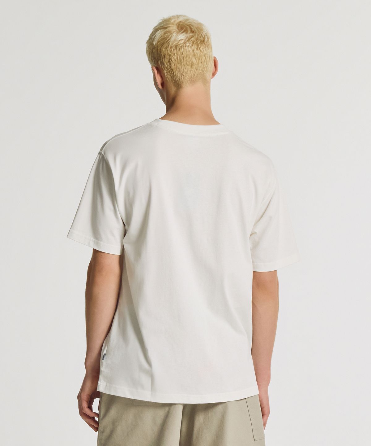뉴발란스(NEW BALANCE) NBNEG32823 / UNI 에센셜 클래식 레터링 반팔티 (WHITE)