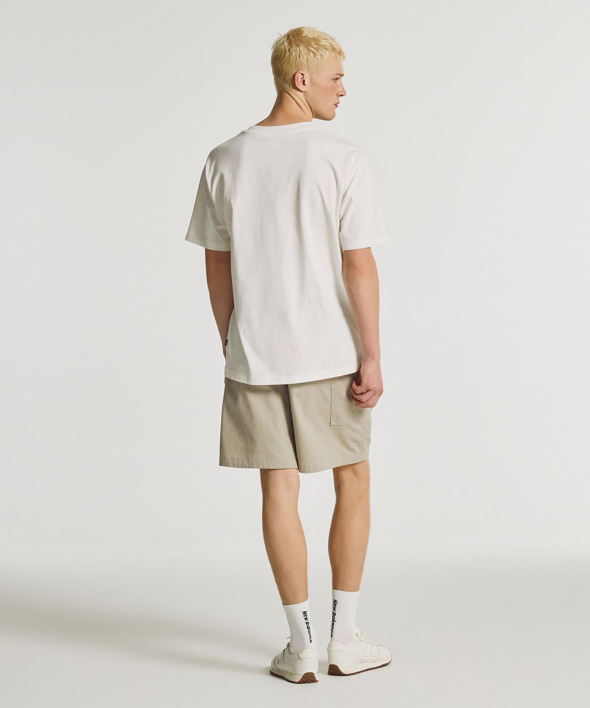 뉴발란스(NEW BALANCE) NBNEG32823 / UNI 에센셜 클래식 레터링 반팔티 (WHITE)