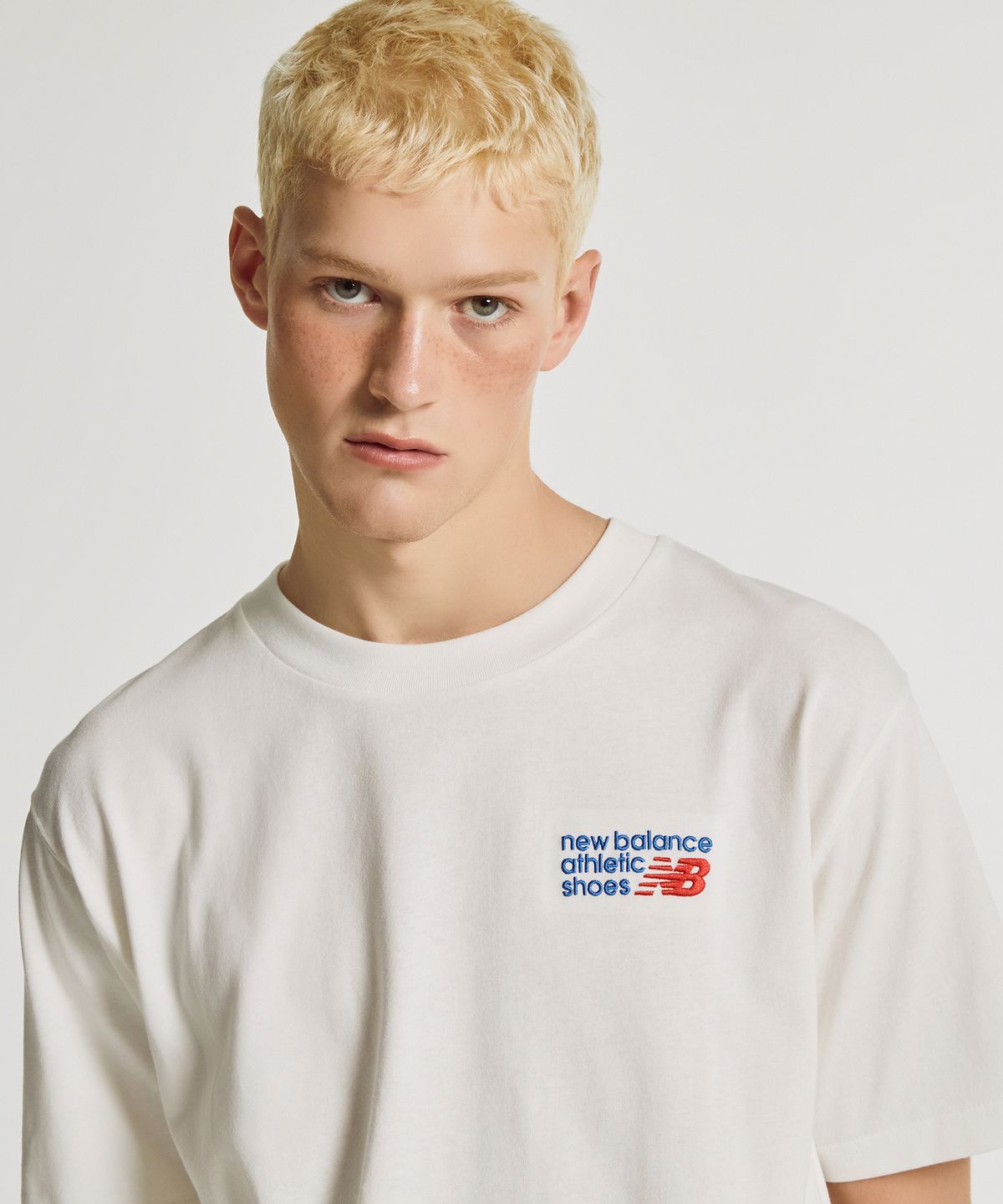 뉴발란스(NEW BALANCE) NBNEG32823 / UNI 에센셜 클래식 레터링 반팔티 (WHITE)