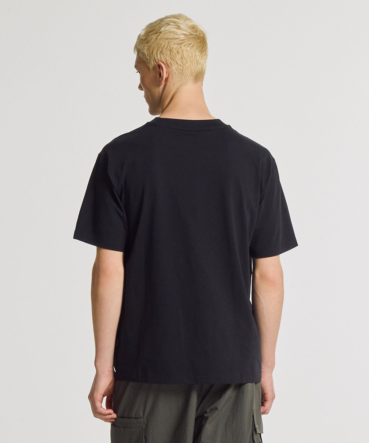 뉴발란스(NEW BALANCE) NBNEG32823 / UNI 에센셜 클래식 레터링 반팔티 (BLACK)