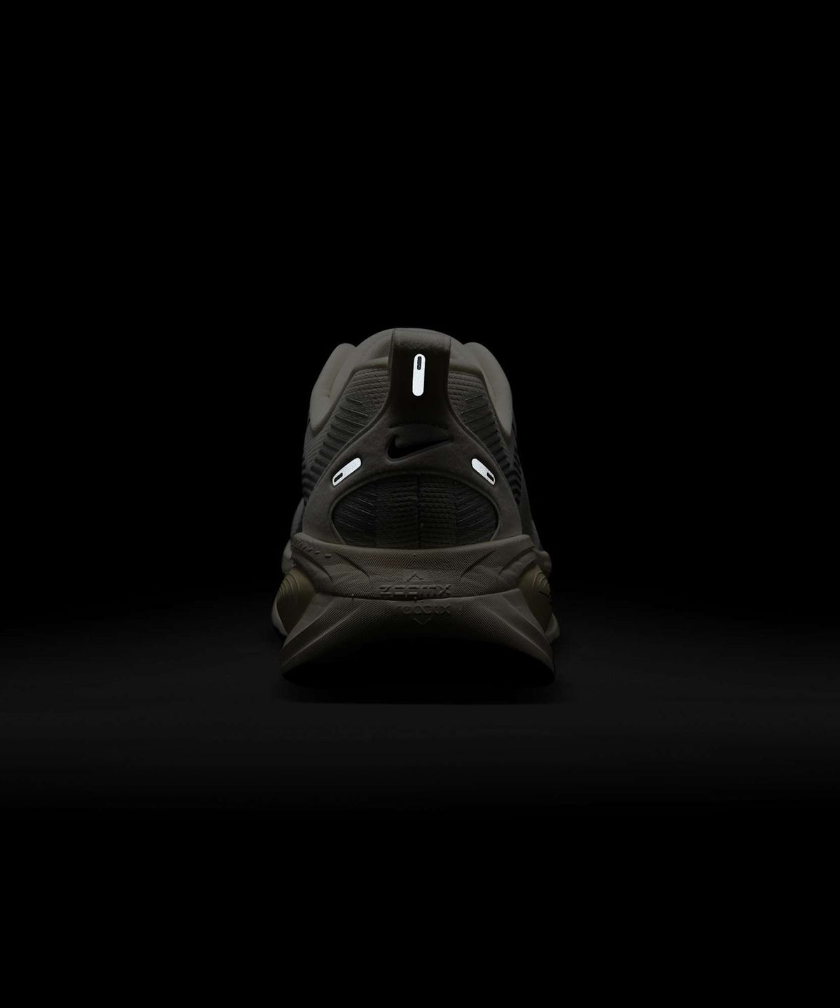 나이키(NIKE) 보메로 18 M - 서밋 화이트:코코넛 밀크:블랙 / HM6803-101