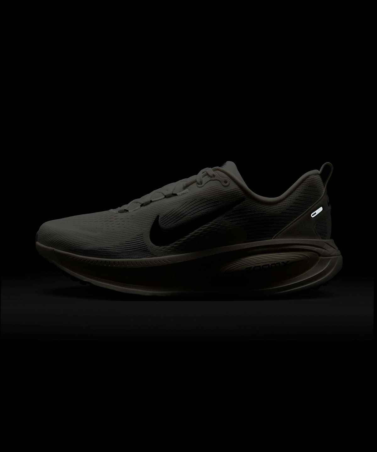나이키(NIKE) 보메로 18 M - 서밋 화이트:코코넛 밀크:블랙 / HM6803-101