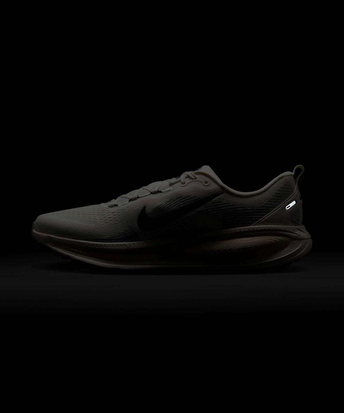 나이키(NIKE) 보메로 18 M - 서밋 화이트:코코넛 밀크:블랙 / HM6803-101
