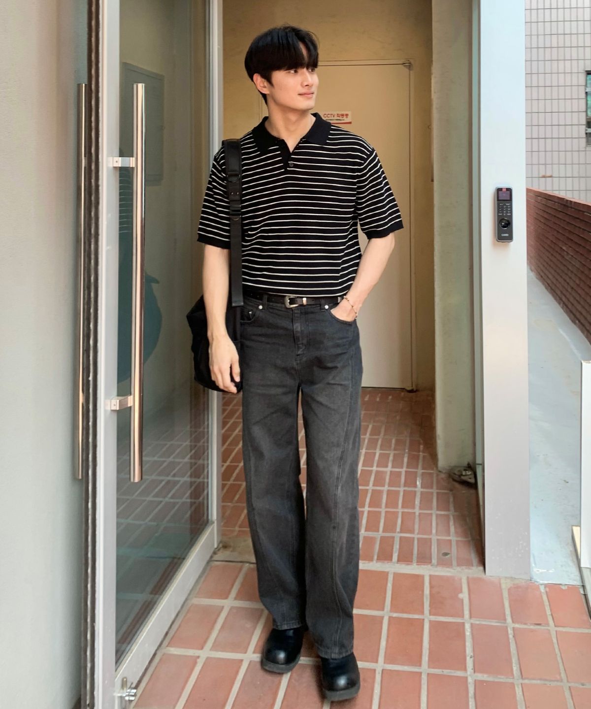 키뮤어(KIIMUIR) 스트라이프 티에리 하프 니트_블랙