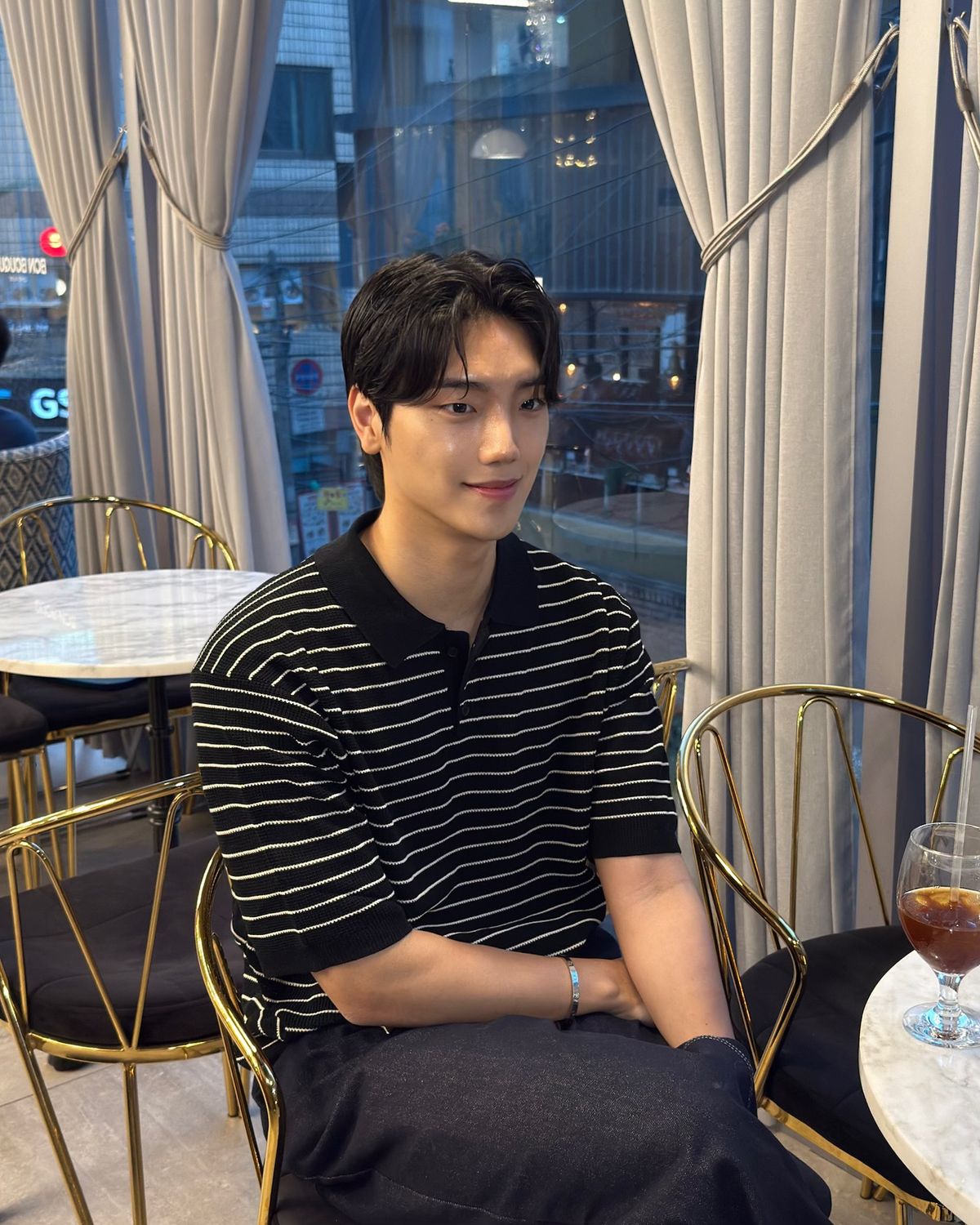 키뮤어(KIIMUIR) 스트라이프 티에리 하프 니트_블랙