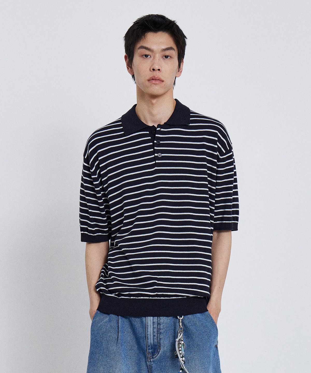 키뮤어(KIIMUIR) 스트라이프 카라 하프 니트_네이비