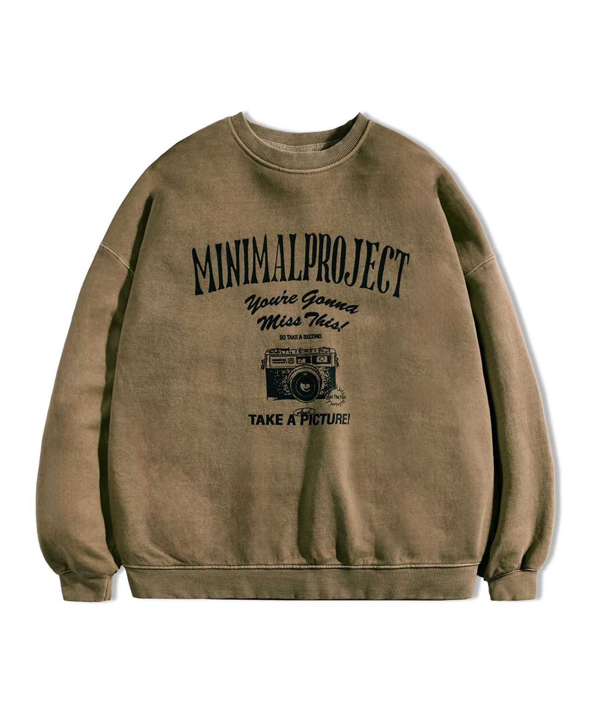 미니멀프로젝트(MINIMALPROJECT) 캡처 모먼트 피그먼트 맨투맨 MMT139-Z [BROWN]