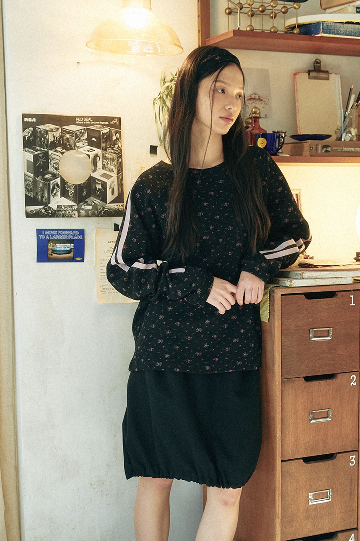쿠키시(KOOKEESEE) 와플 래클런 슬리브 티셔츠_플라워_블랙