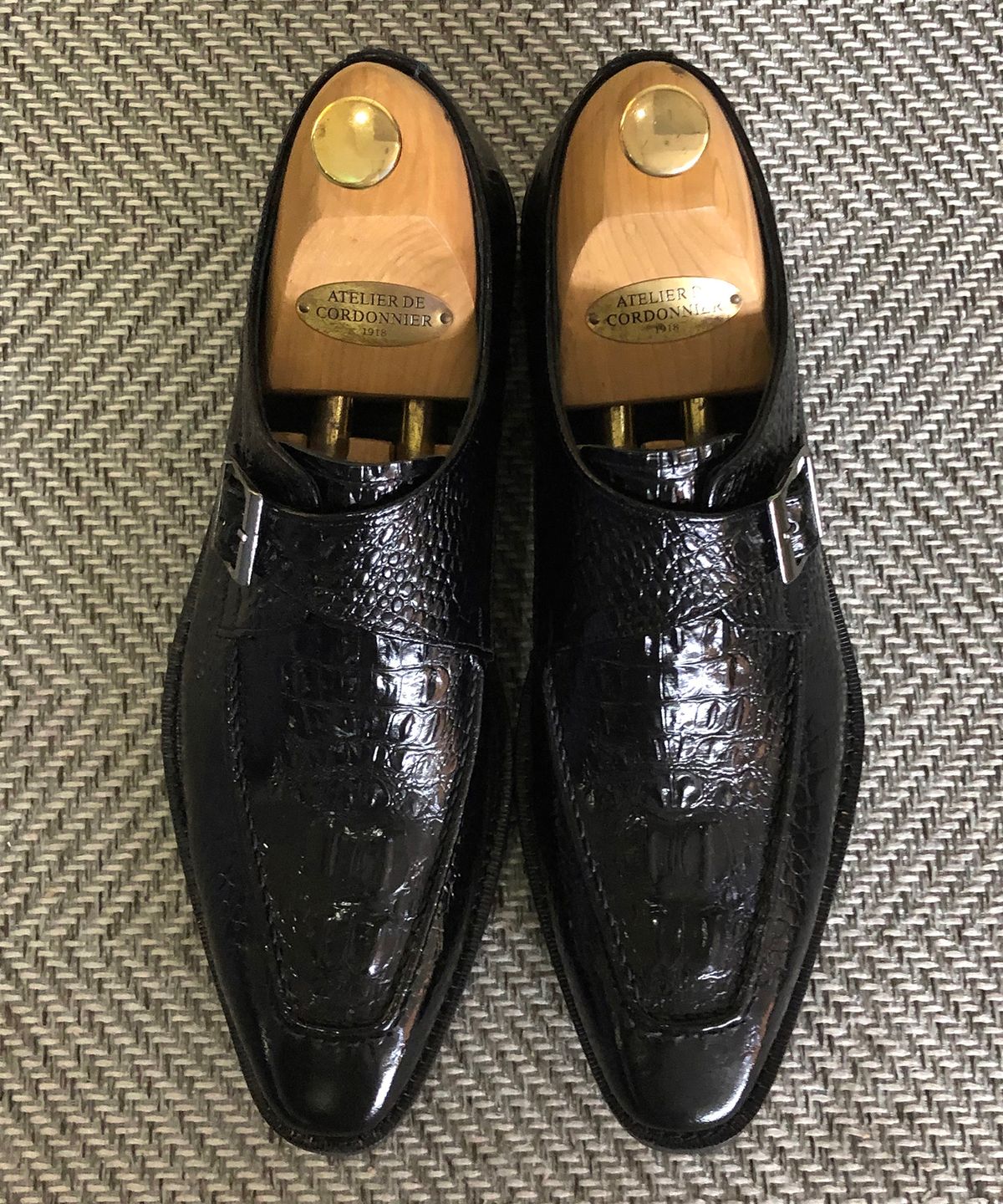 조앤슈(JOENSHOE) 놉 베이커 크로커다일 몰크스트랩 블랙
