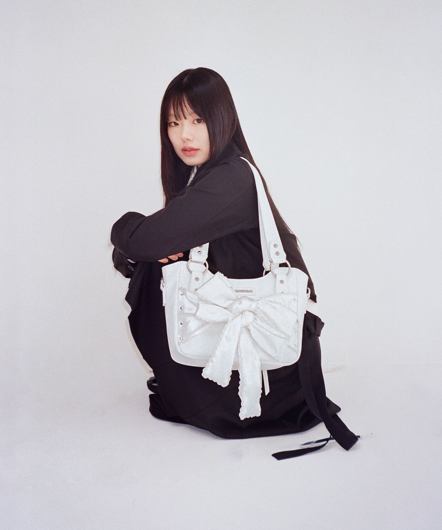 ショルダーバッグ・ポシェット IUGAMAKARAS Laced Ribbon Leather Shoulder Bag 4FT1863 MUSINSA | IUGAMAKARAS Laced Ribbon Leather Shoulder Bag (Black)
