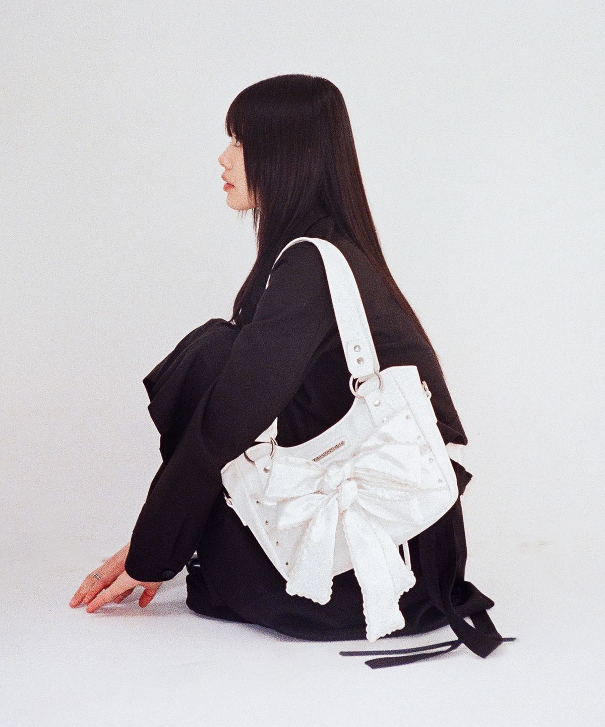 이우가마카라스(IUGAMAKARAS) Laced Ribbon Leather Shoulder Bag (White)