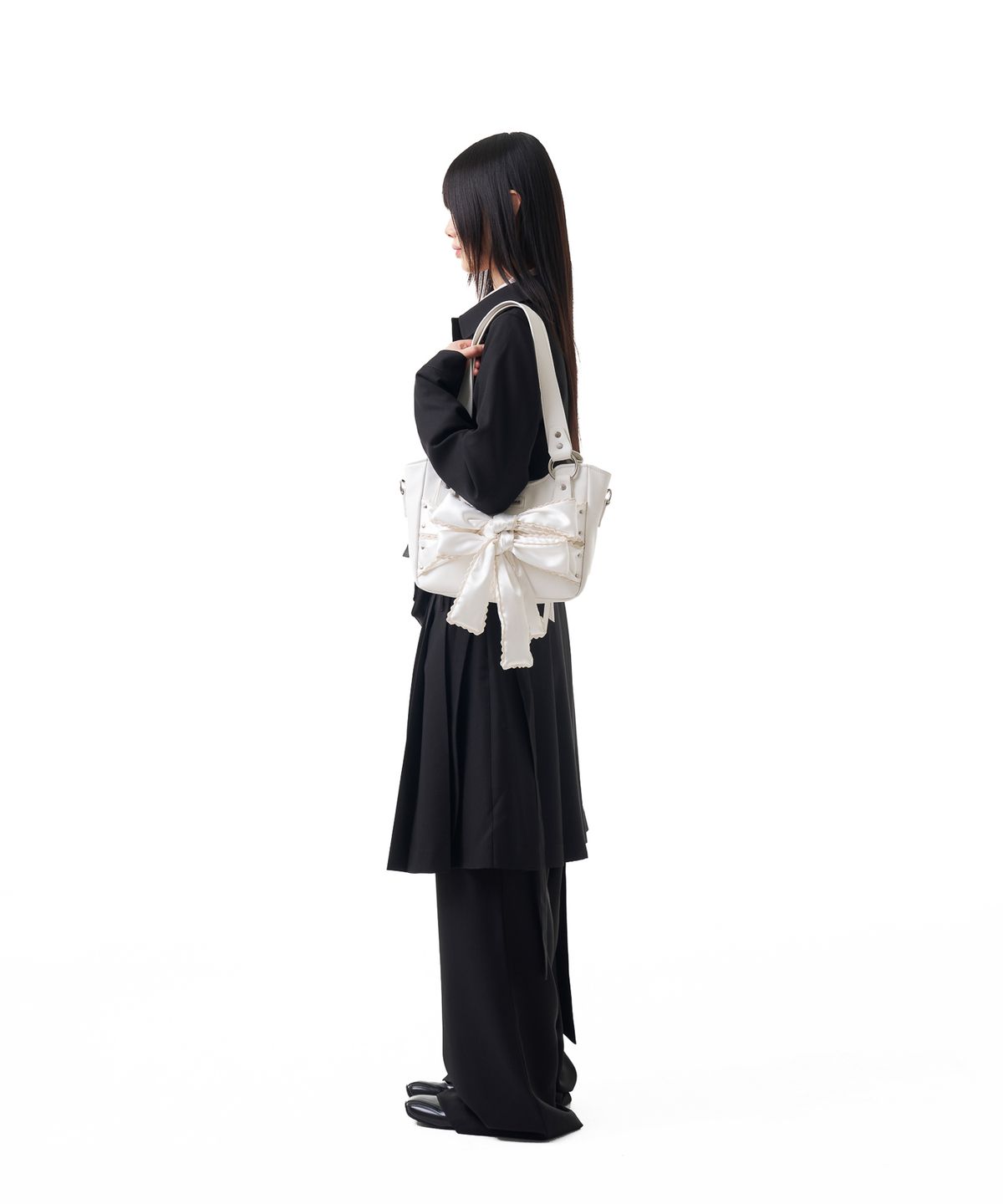 이우가마카라스(IUGAMAKARAS) Laced Ribbon Leather Shoulder Bag (White)