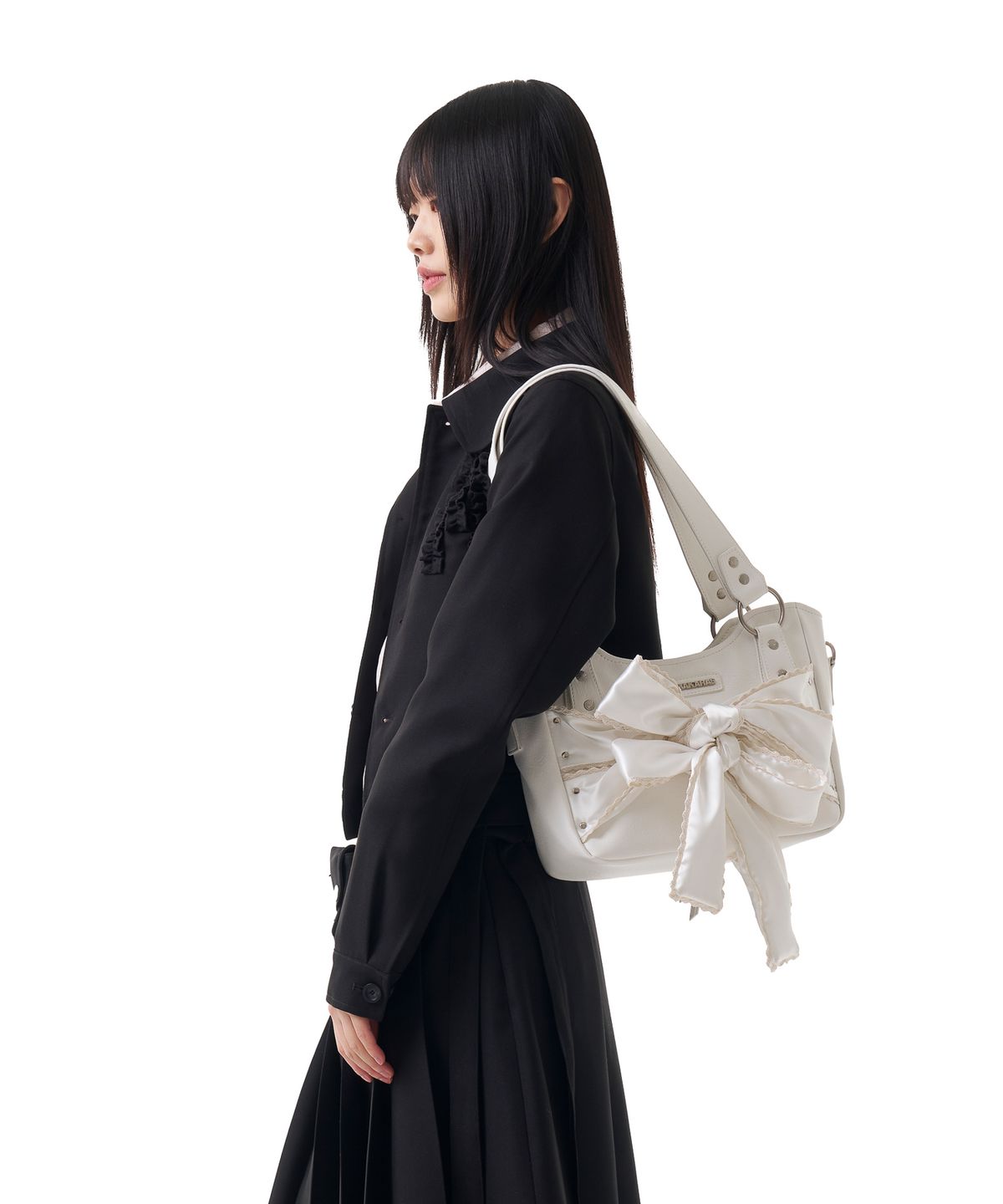 이우가마카라스(IUGAMAKARAS) Laced Ribbon Leather Shoulder Bag (White)