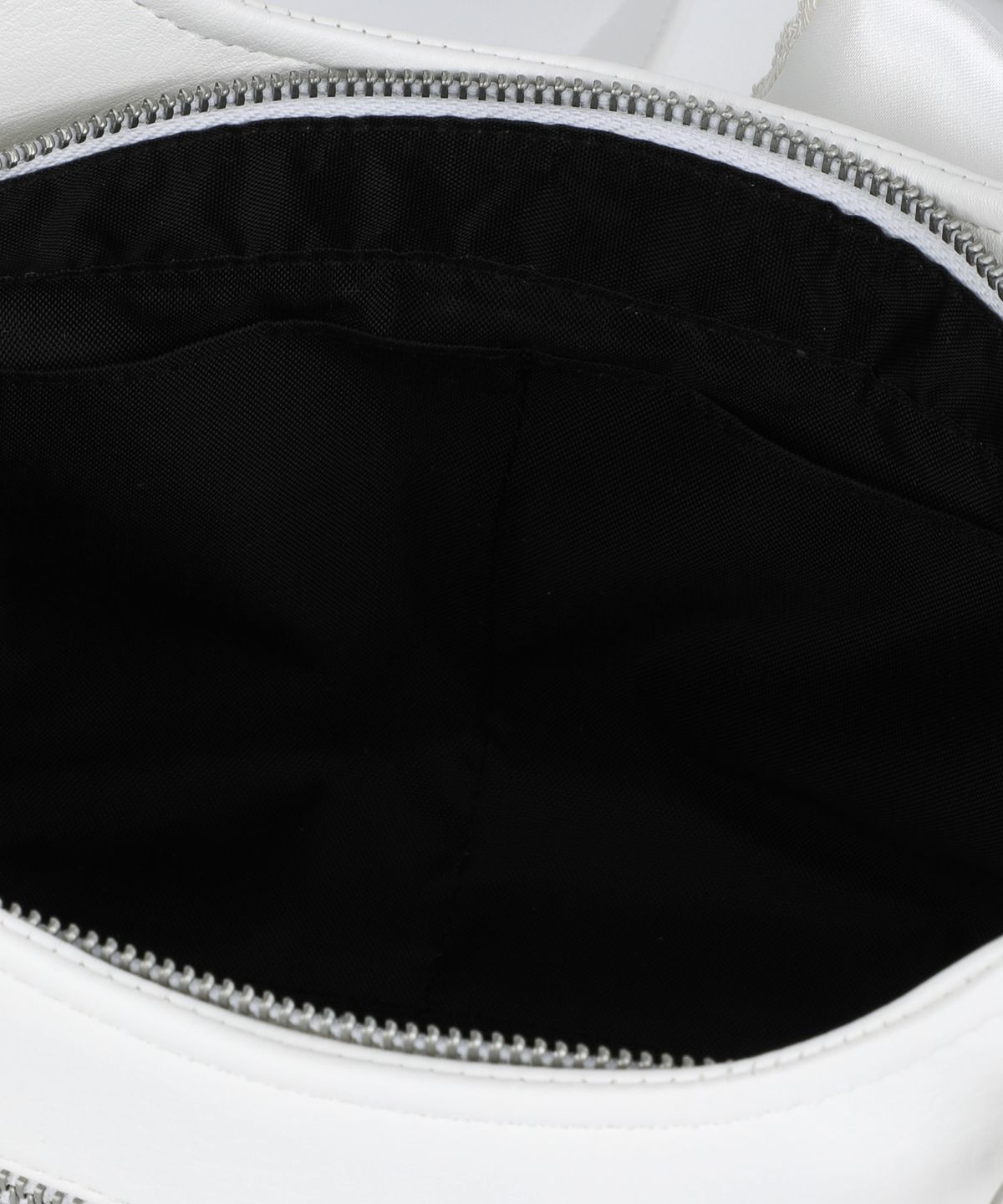 이우가마카라스(IUGAMAKARAS) Laced Ribbon Leather Shoulder Bag (White)
