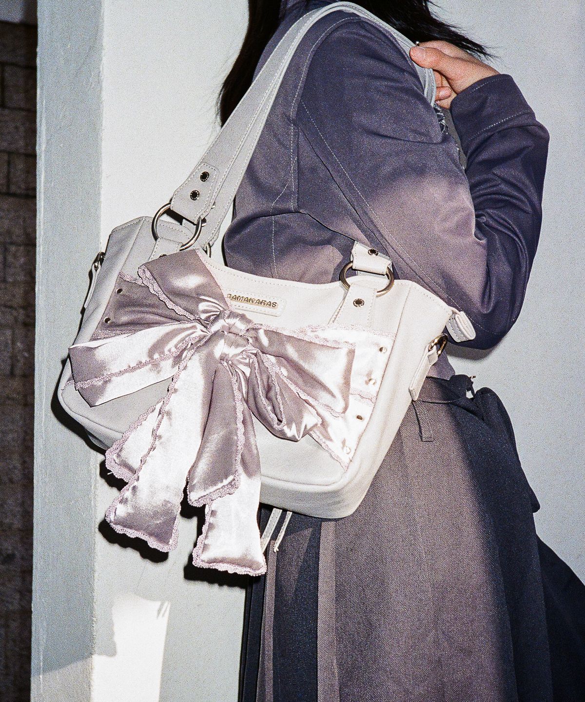 이우가마카라스(IUGAMAKARAS) Laced Ribbon Leather Shoulder Bag (Light Purple)