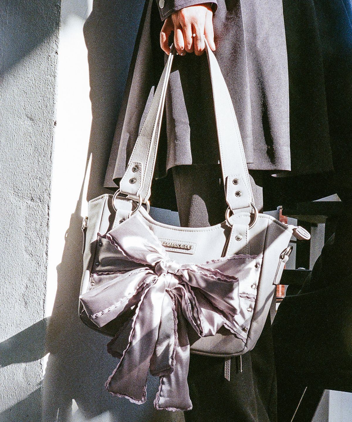 이우가마카라스(IUGAMAKARAS) Laced Ribbon Leather Shoulder Bag (Light Purple)