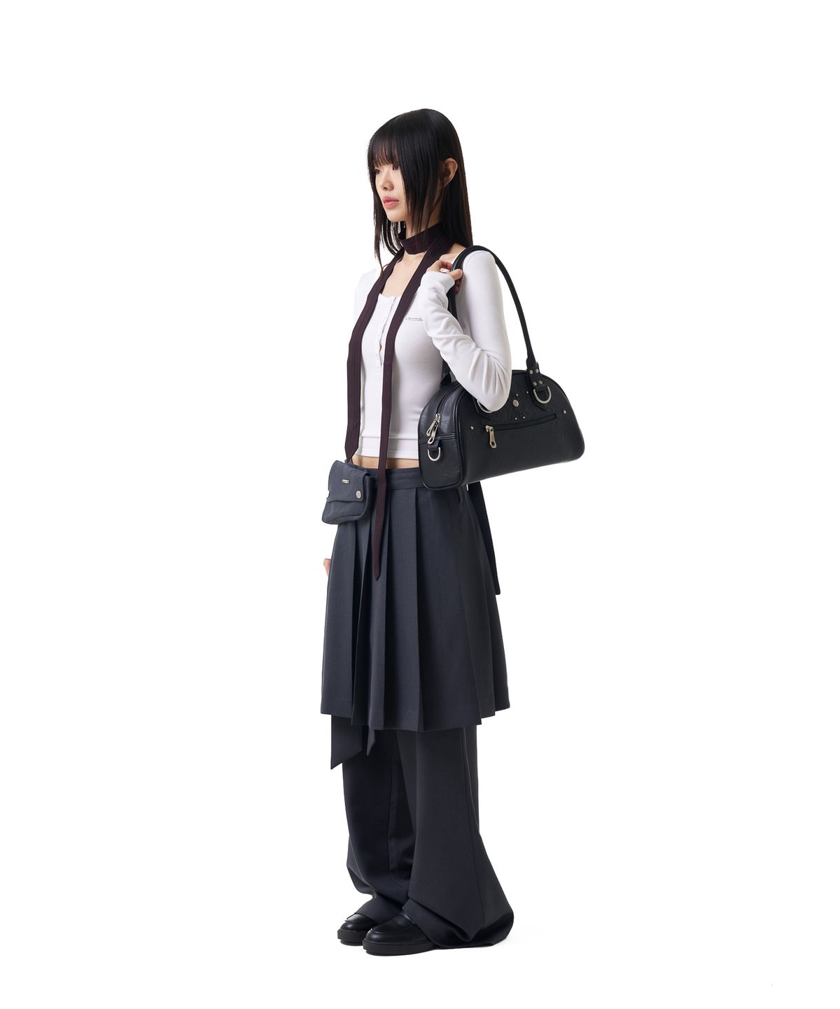 이우가마카라스(IUGAMAKARAS) Studded Leather Bowling Bag (Black)