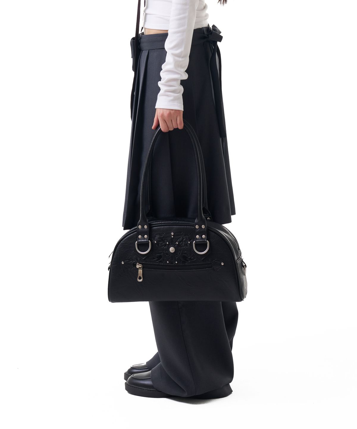 이우가마카라스(IUGAMAKARAS) Studded Leather Bowling Bag (Black)