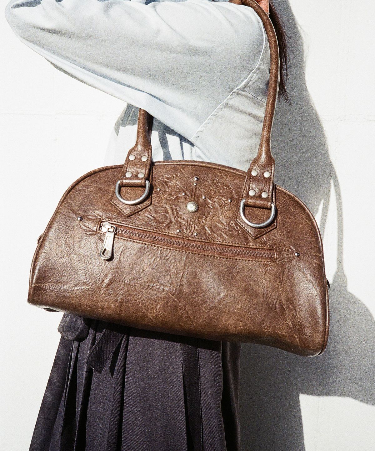 이우가마카라스(IUGAMAKARAS) Studded Leather Bowling Bag (Brown)