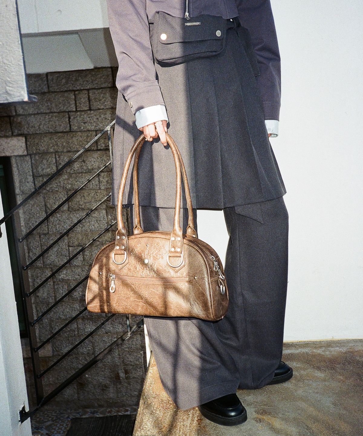 이우가마카라스(IUGAMAKARAS) Studded Leather Bowling Bag (Brown)