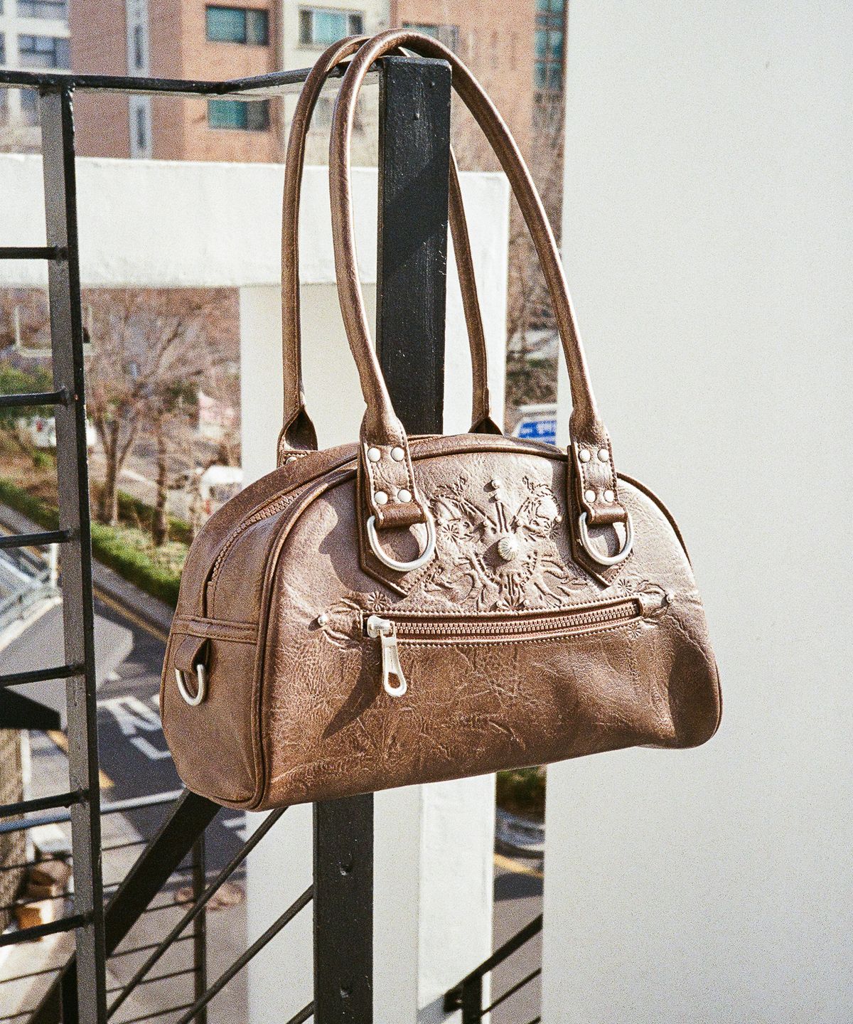 이우가마카라스(IUGAMAKARAS) Studded Leather Bowling Bag (Brown)