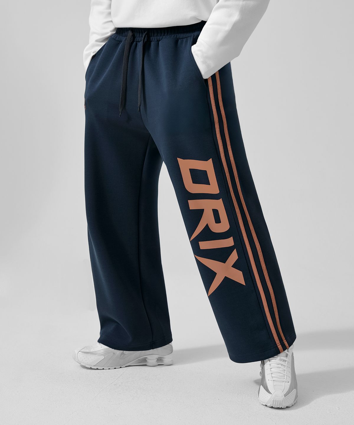 드릭스(DRIX) 트랙 라인 그래픽 와이드 스웨트 팬츠_네이비