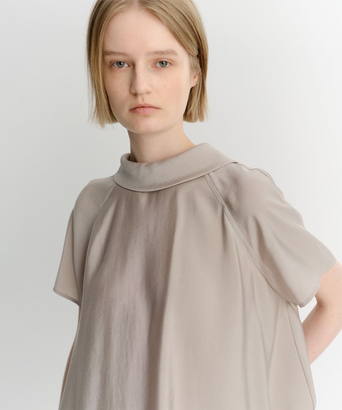이아(EAAH) LYLA FLARE BLOUSE (TAUPE)