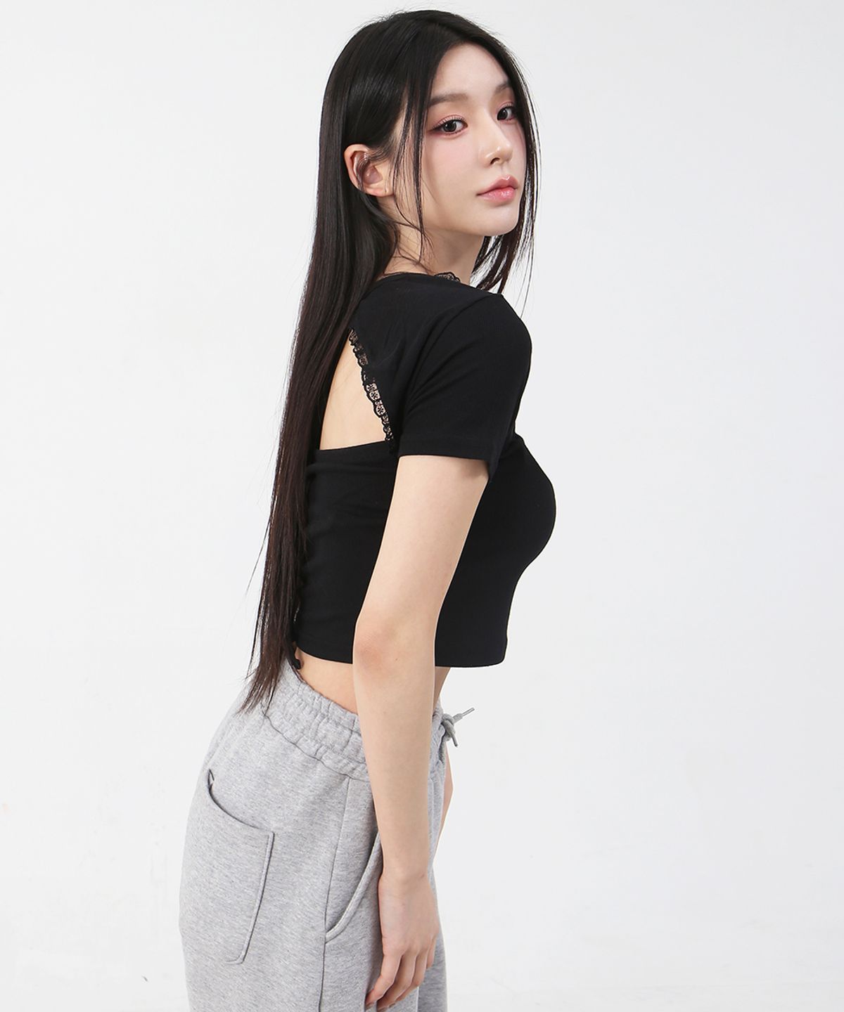 까트린(CATTLINE) 레이스 브이넥 크롭 티셔츠 블랙