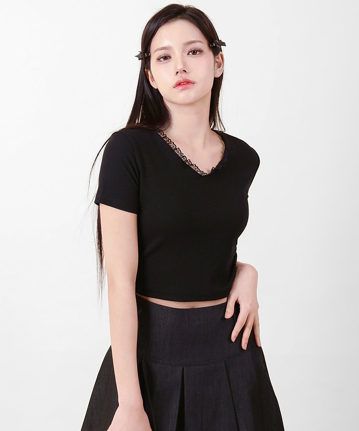 까트린(CATTLINE) 레이스 브이넥 크롭 티셔츠 블랙