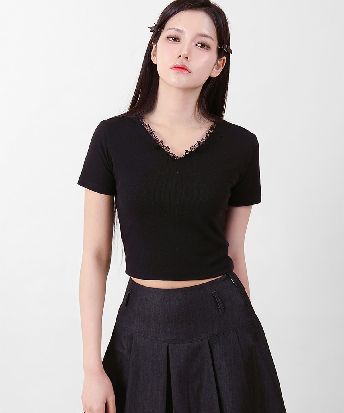 까트린(CATTLINE) 레이스 브이넥 크롭 티셔츠 블랙